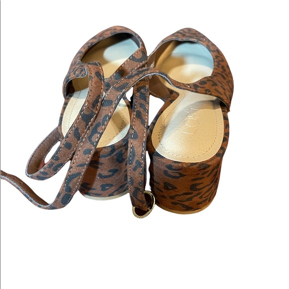 Loft textile cheetah print upper with pointed toe strappy sandals size 6 1/2. - Picture 3 of 4